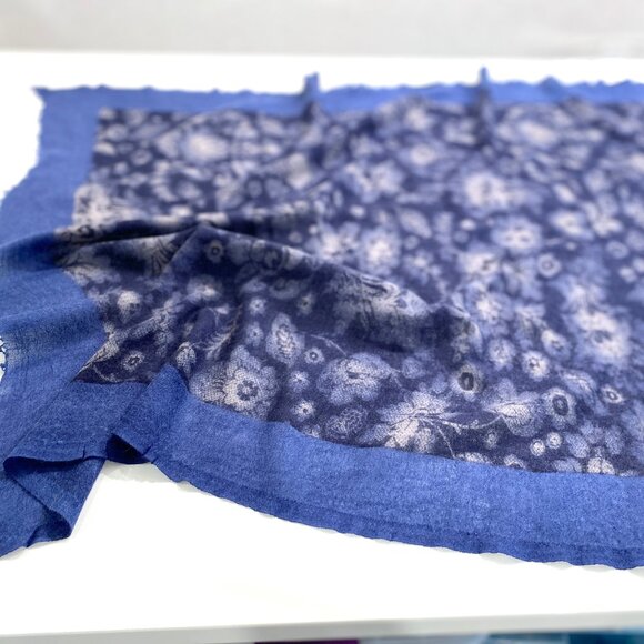 Just Look at This Scarf! Indigo Blue, Deep Navy, and a Lightweight Yet Warm Feel - Picture 4 of 9